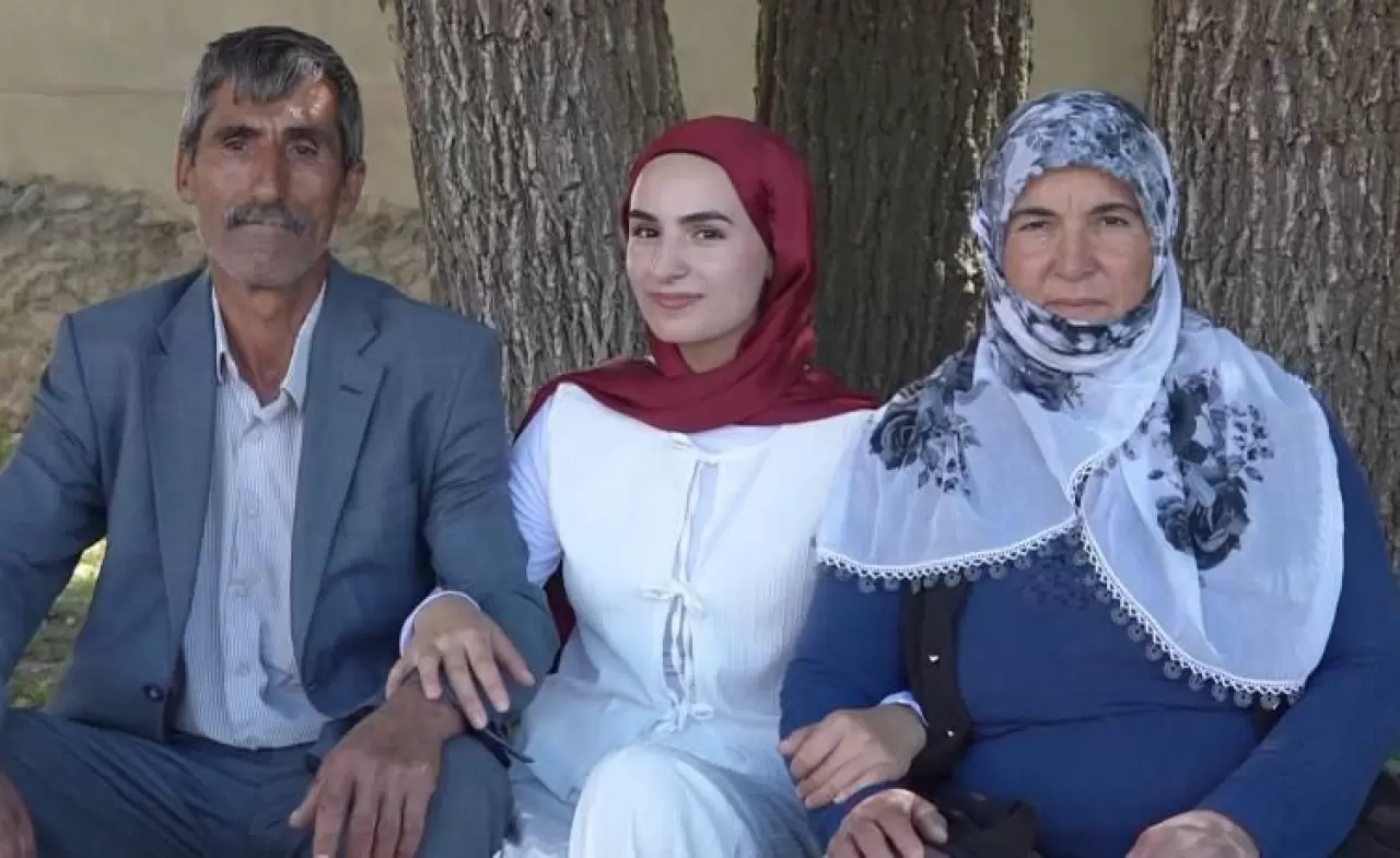 O görüntü yürekleri ısıtmıştı: YKS sonrası kızını çiçek ile karşılayan baba konuştu 2