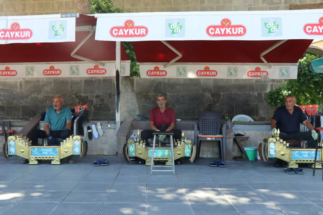 Tarihi surların gölgesinde ayakkabı parlatan 3 kardeş 2