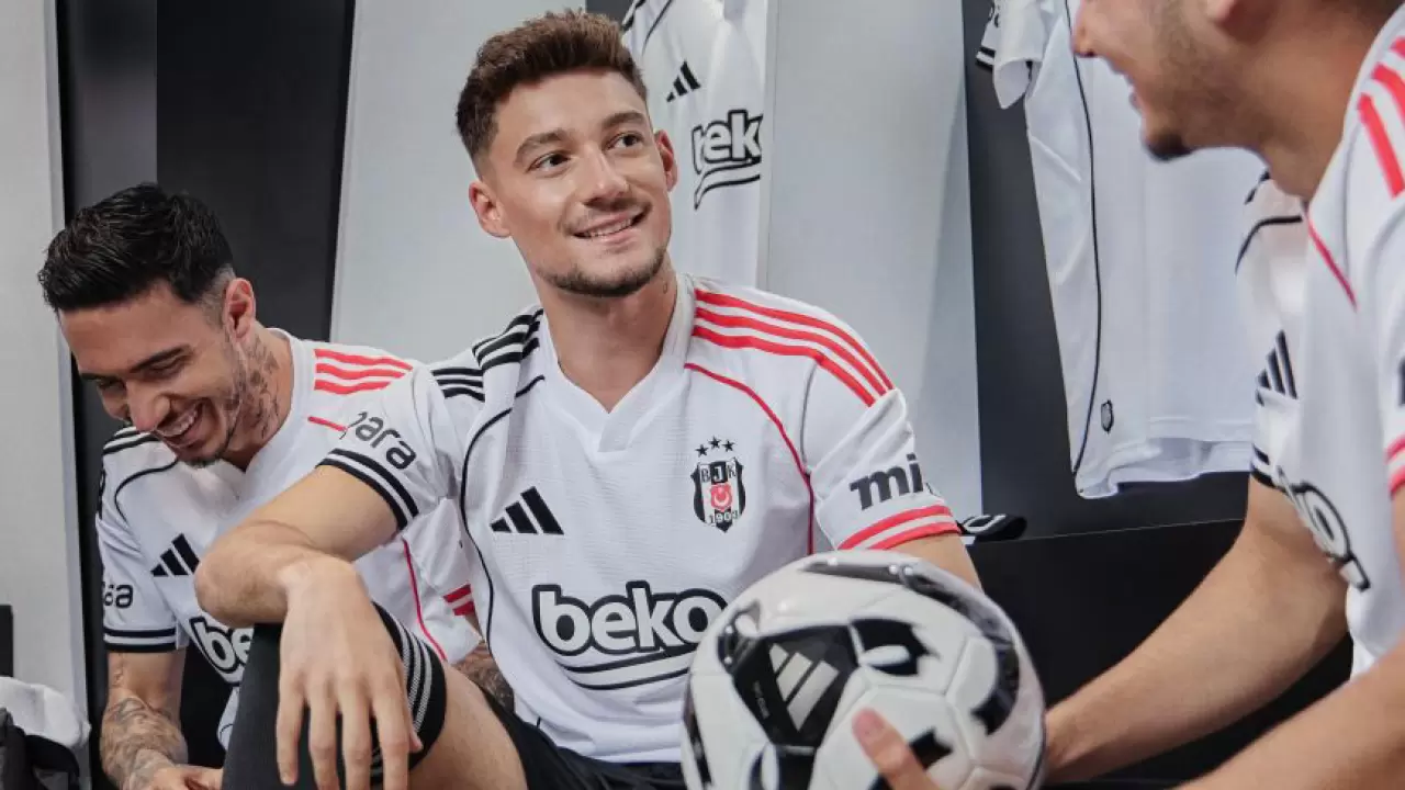 Beşiktaş, yeni sezon formalarını tanıttı 1