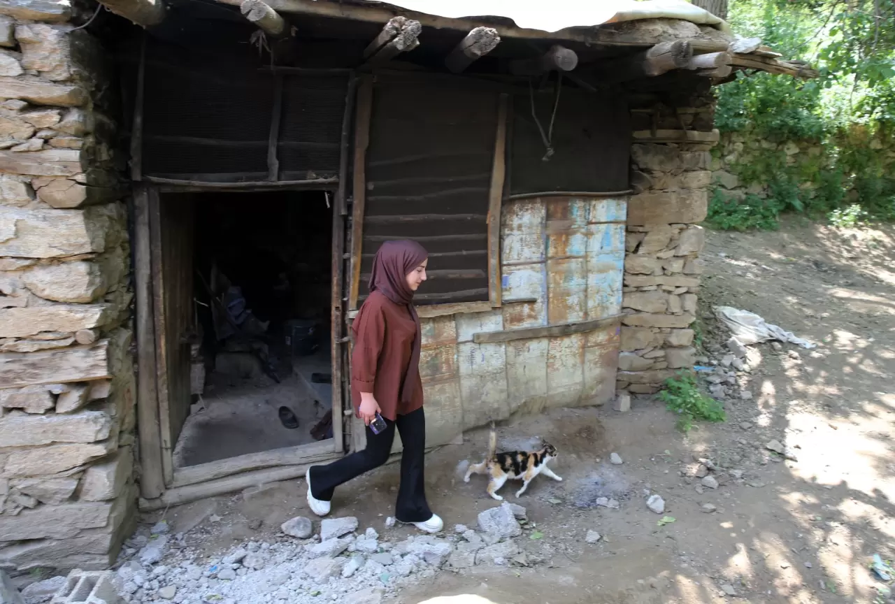 Kadın muhtar, köyün sorunlarını çözmek için iş başında 2