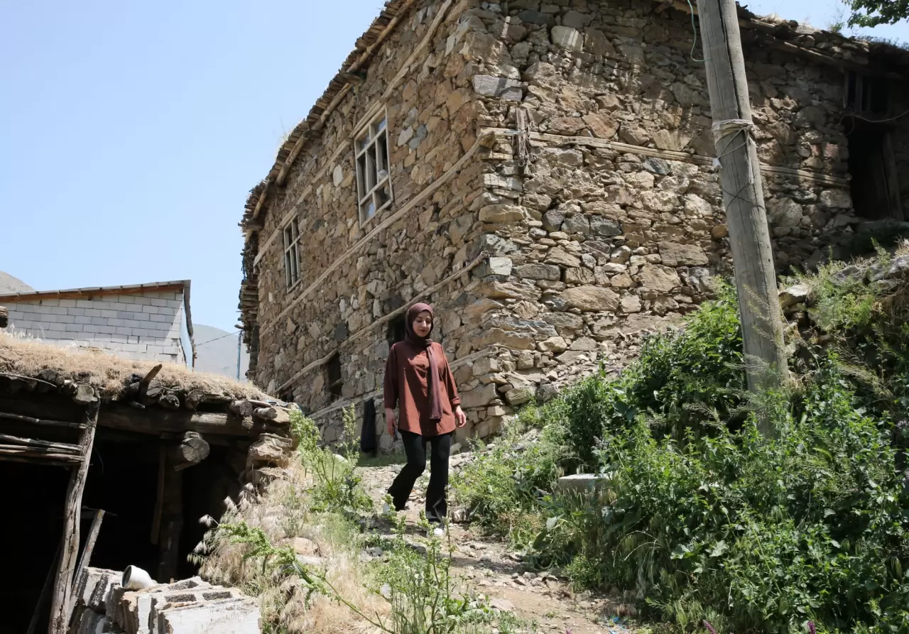 Kadın muhtar, köyün sorunlarını çözmek için iş başında 3