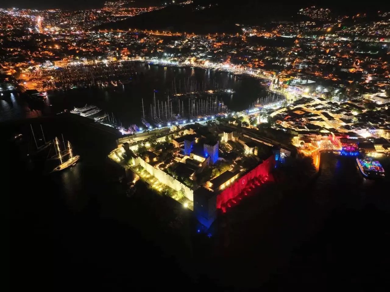 Bodrum Kalesi jandarma renkleriyle aydınlandı 3