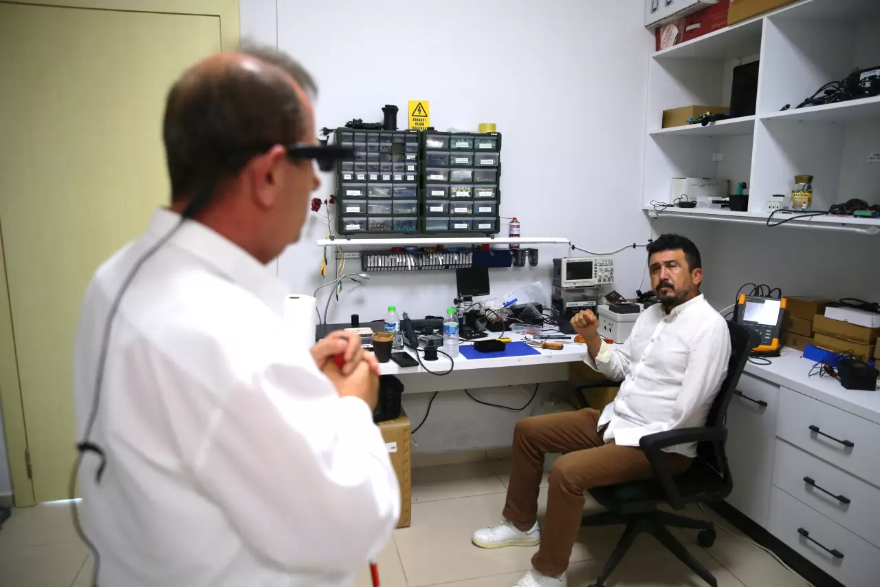 Genç girişimciden görme engellilere yardımcı olacak akıllı gözlük 5