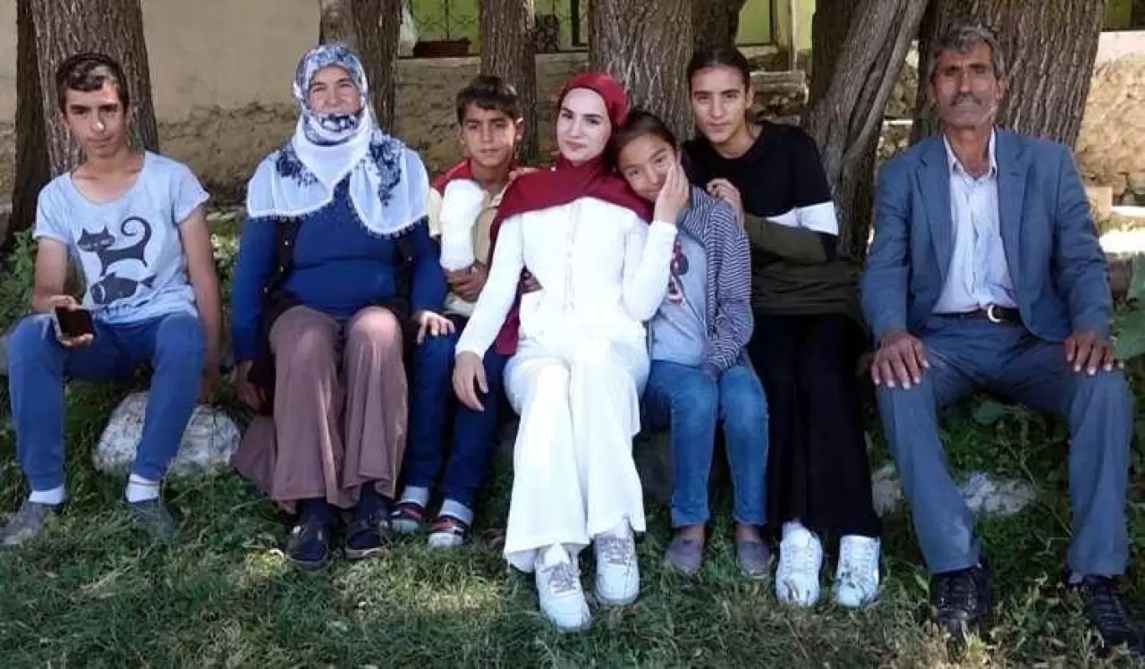 O görüntü yürekleri ısıtmıştı: YKS sonrası kızını çiçek ile karşılayan baba konuştu 7