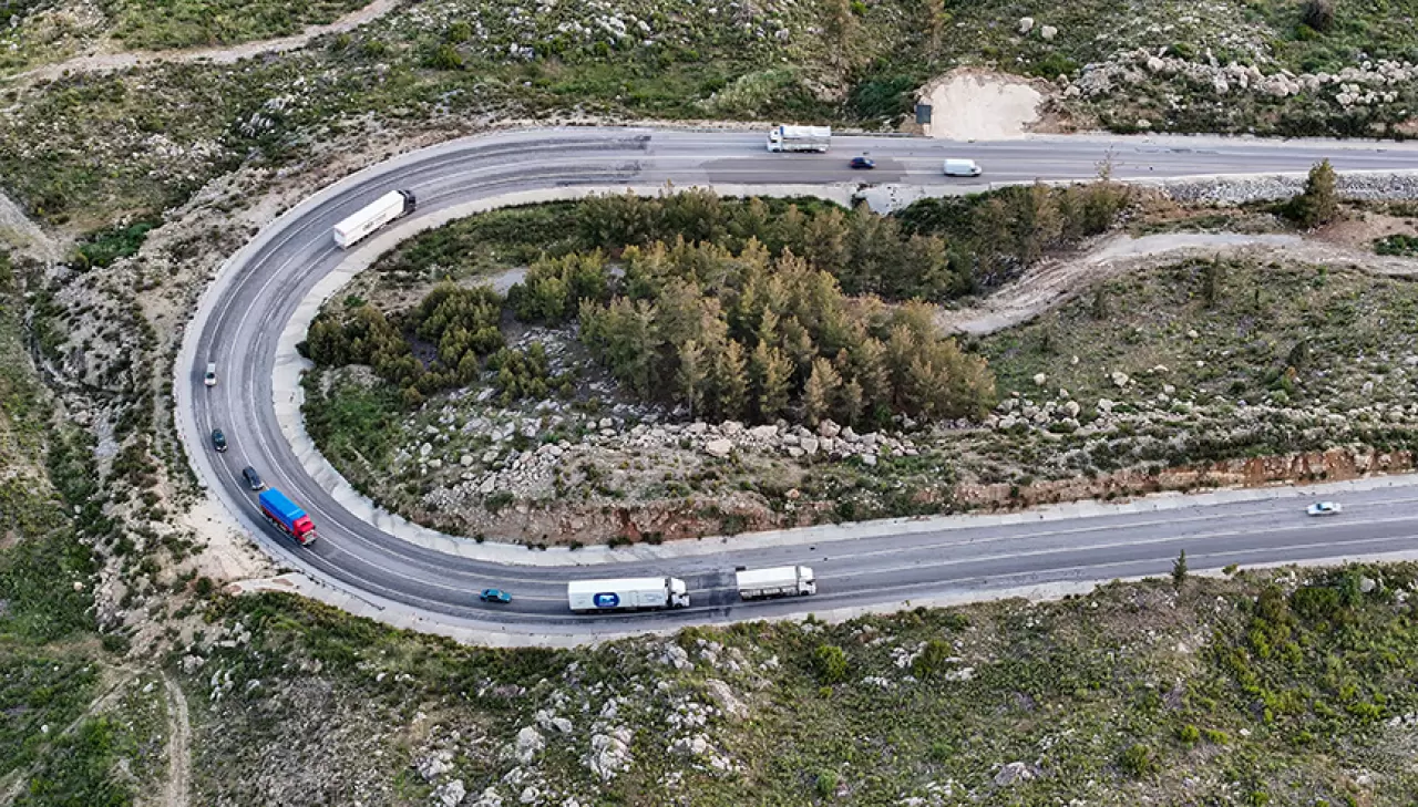 Demirkapı Tüneli'ne bağlanan kıvrımlı yol dronla görüntülendi 3