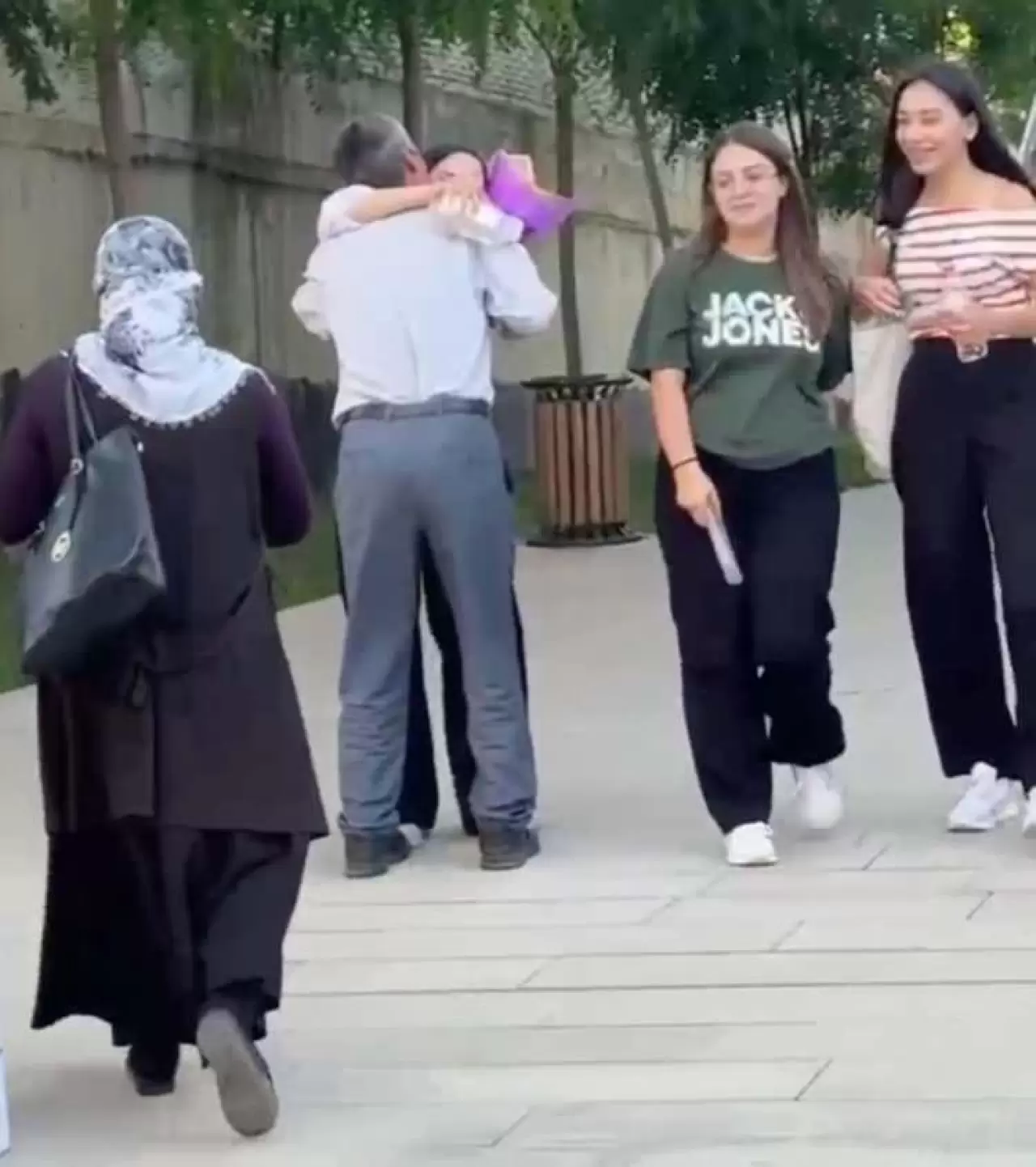O görüntü yürekleri ısıtmıştı: YKS sonrası kızını çiçek ile karşılayan baba konuştu 4