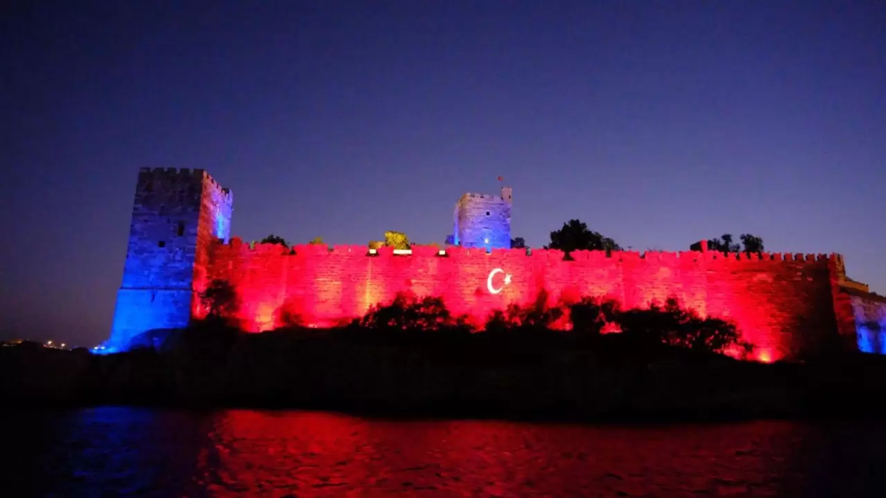 Bodrum Kalesi jandarma renkleriyle aydınlandı 1