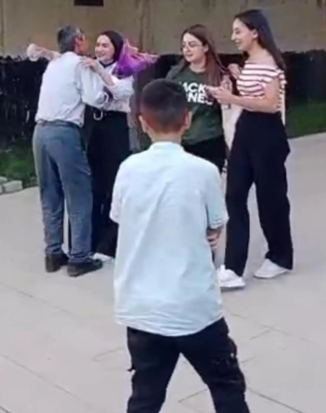 O görüntü yürekleri ısıtmıştı: YKS sonrası kızını çiçek ile karşılayan baba konuştu 1