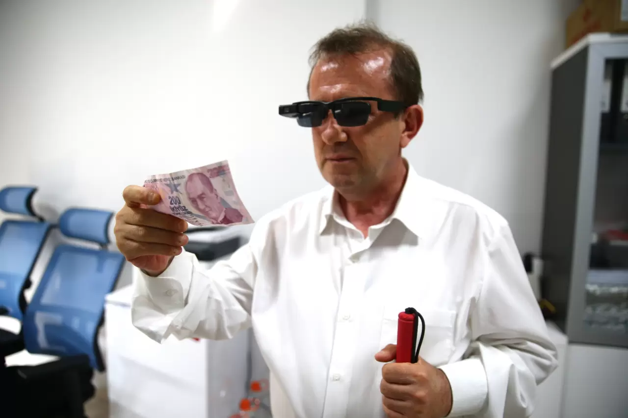 Genç girişimciden görme engellilere yardımcı olacak akıllı gözlük 3