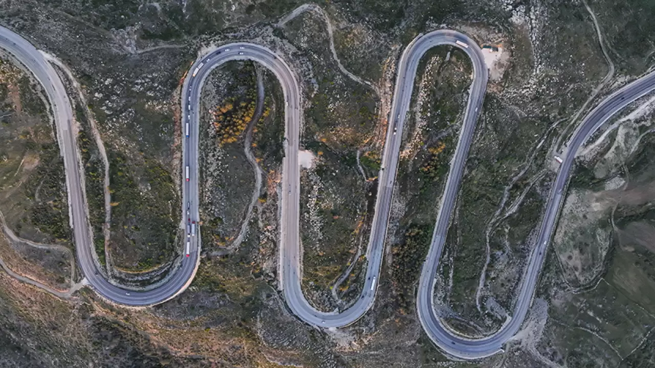 Demirkapı Tüneli'ne bağlanan kıvrımlı yol dronla görüntülendi 1