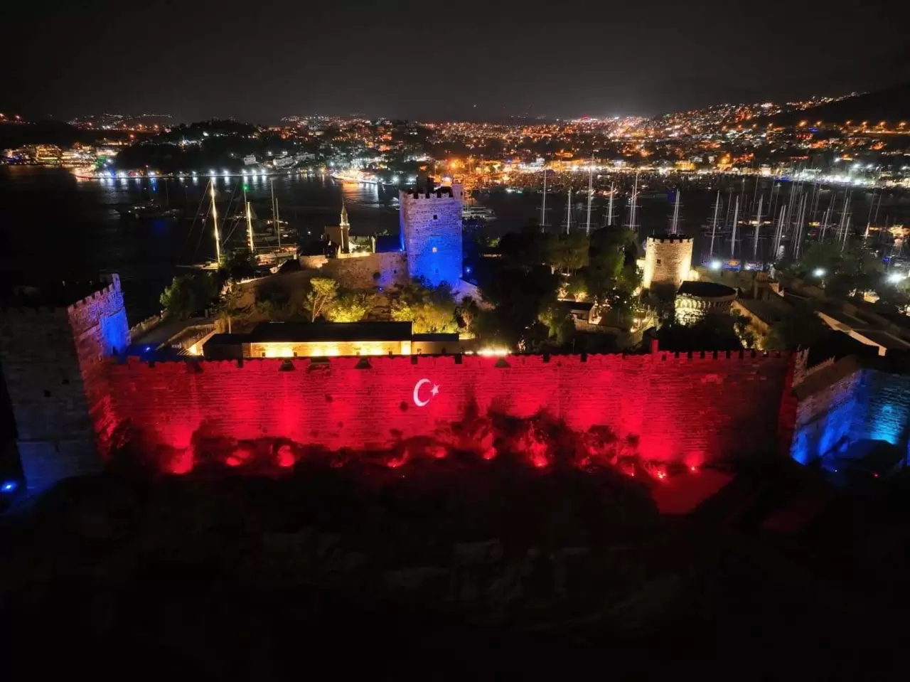Bodrum Kalesi jandarma renkleriyle aydınlandı 2