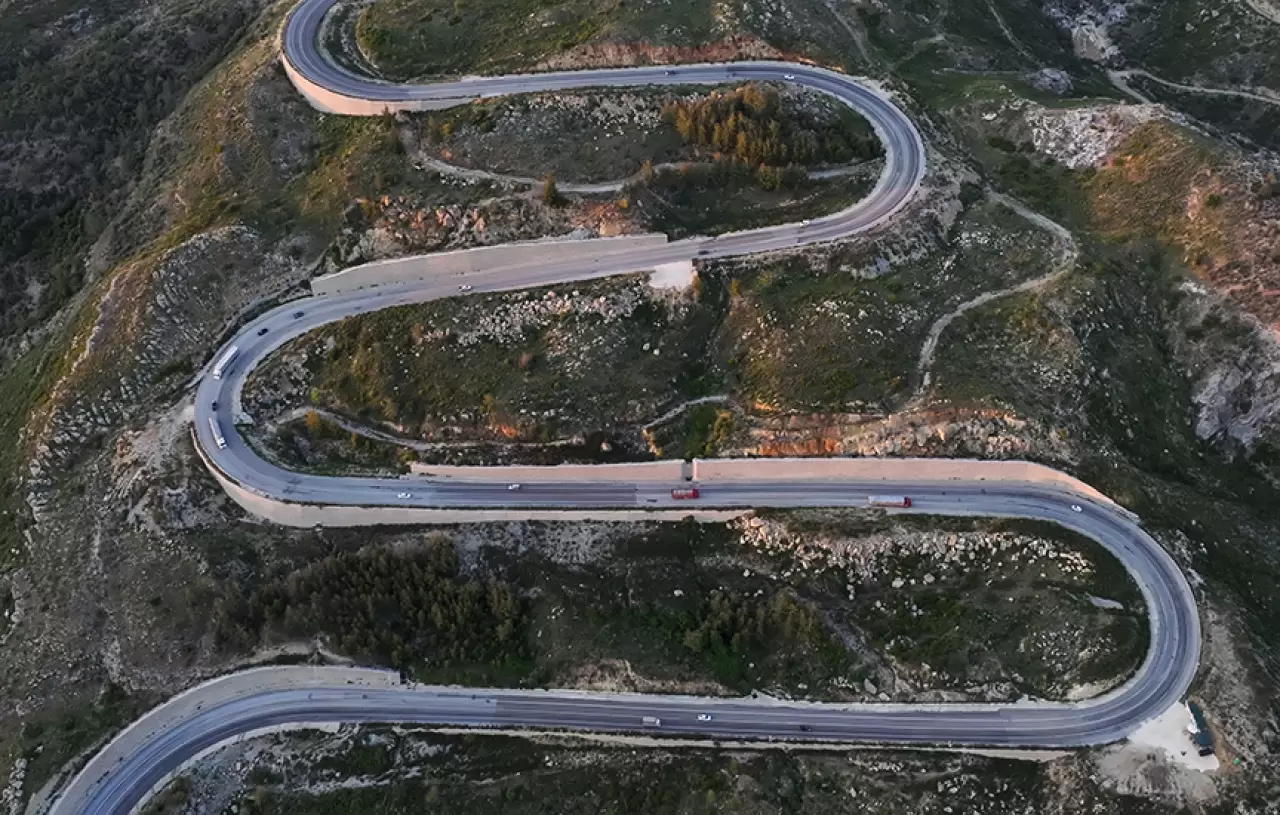 Demirkapı Tüneli'ne bağlanan kıvrımlı yol dronla görüntülendi 2