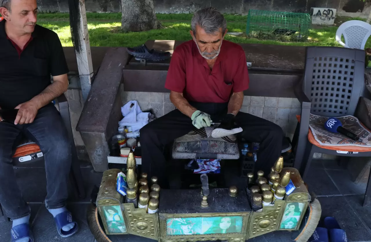 Tarihi surların gölgesinde ayakkabı parlatan 3 kardeş 4
