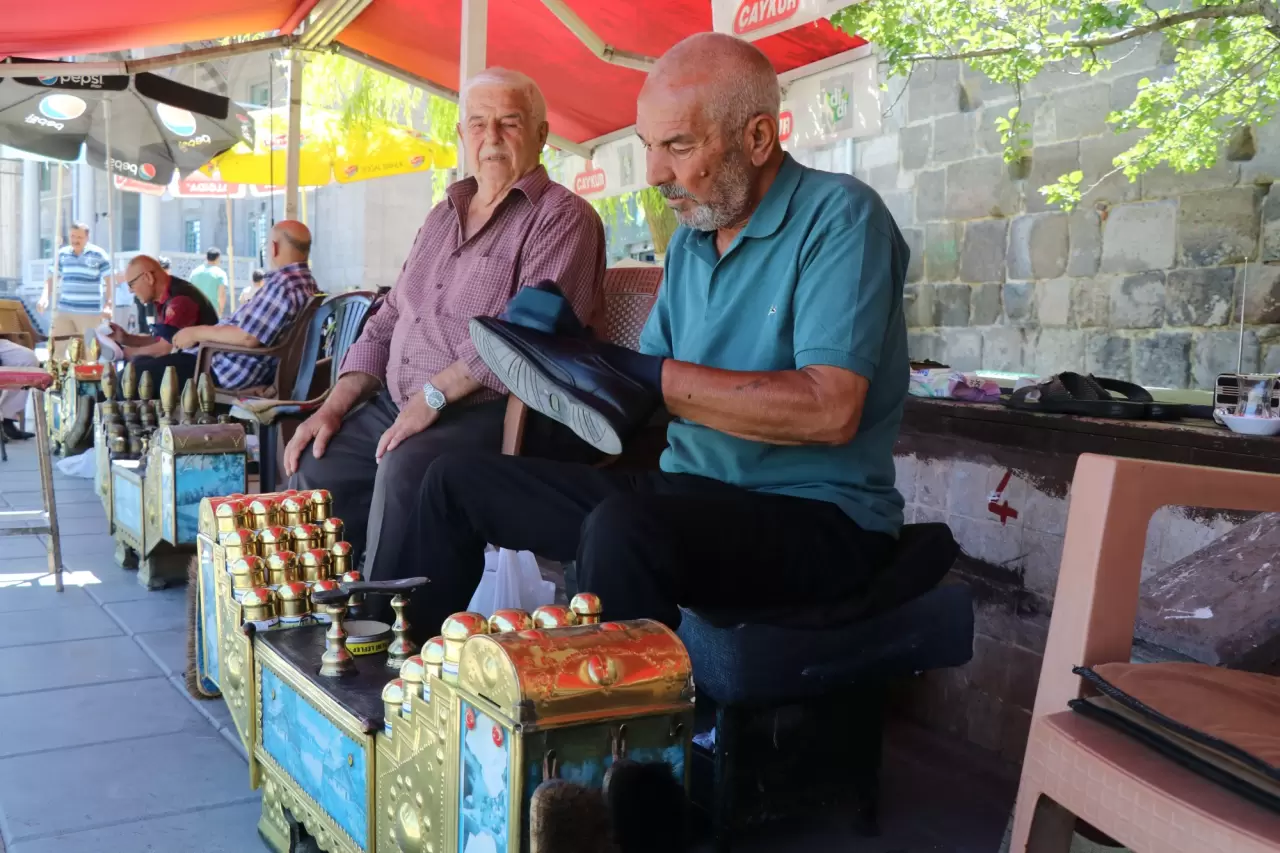 Tarihi surların gölgesinde ayakkabı parlatan 3 kardeş 1