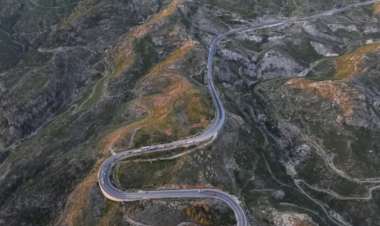 Demirkapı Tüneli'ne bağlanan kıvrımlı yol dronla görüntülendi 4