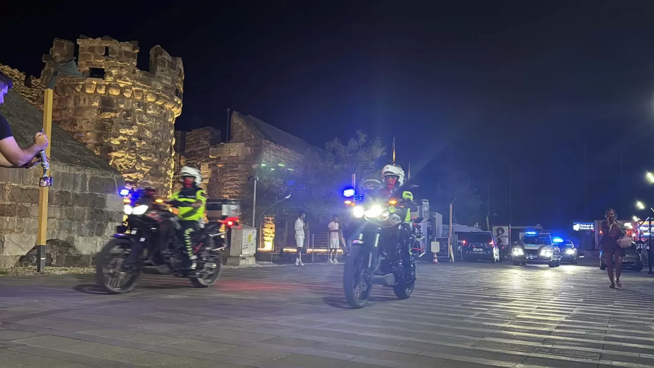 Bodrum Kalesi jandarma renkleriyle aydınlandı 5