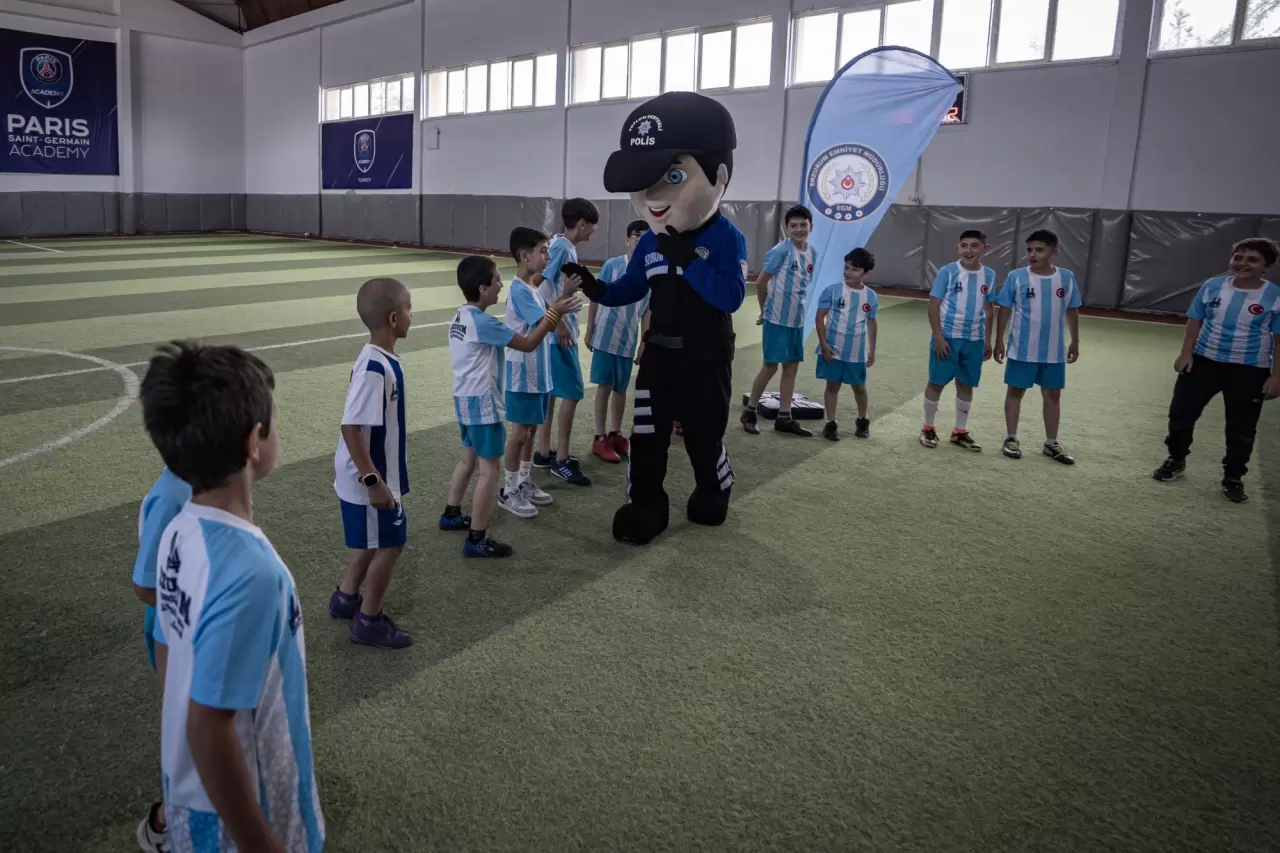 Polisler çocukları kötü alışkanlıklardan uzak tutmak için sahada 4
