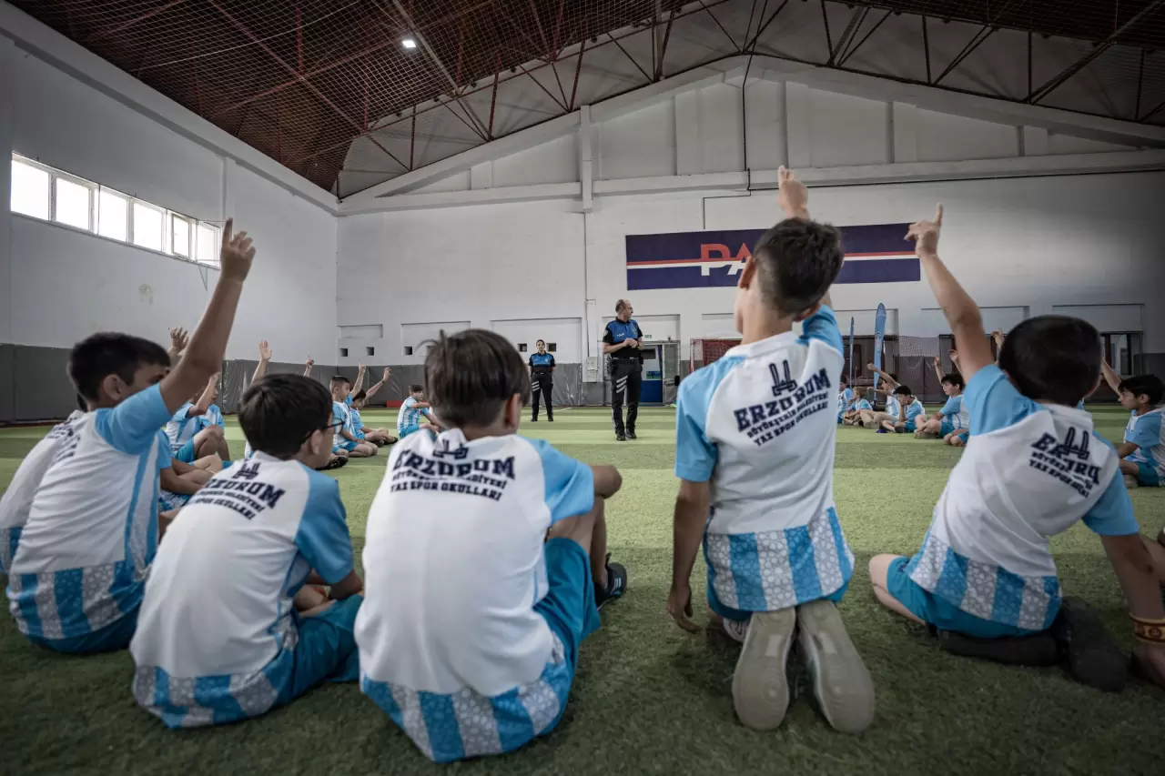 Polisler çocukları kötü alışkanlıklardan uzak tutmak için sahada 1