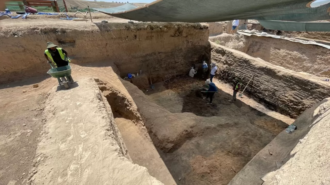 Ayanis Kalesi'nde savaş aletlerinin bulunduğu odaların sırrı araştırılıyor 5