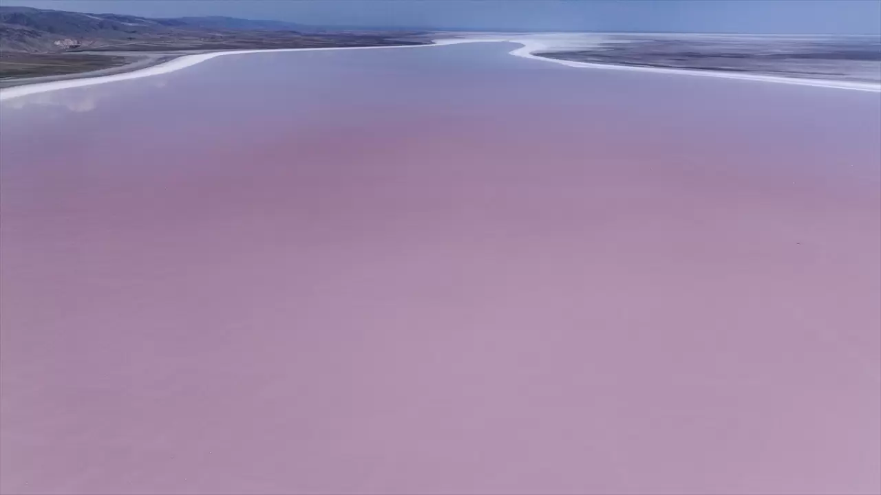 Tuz Gölü pembe renge büründü 1