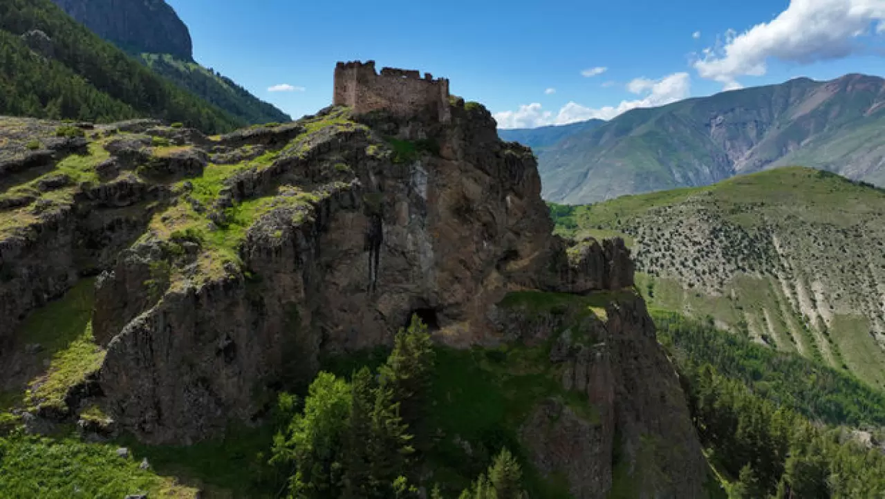 Erzurum'un kayalık zirvesinde yüzyıllardır ayakta kalan kale 5