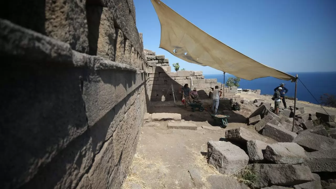 Assos'ta 3 bin 500 yıllık stoa gün yüzüne çıkarılıyor 2