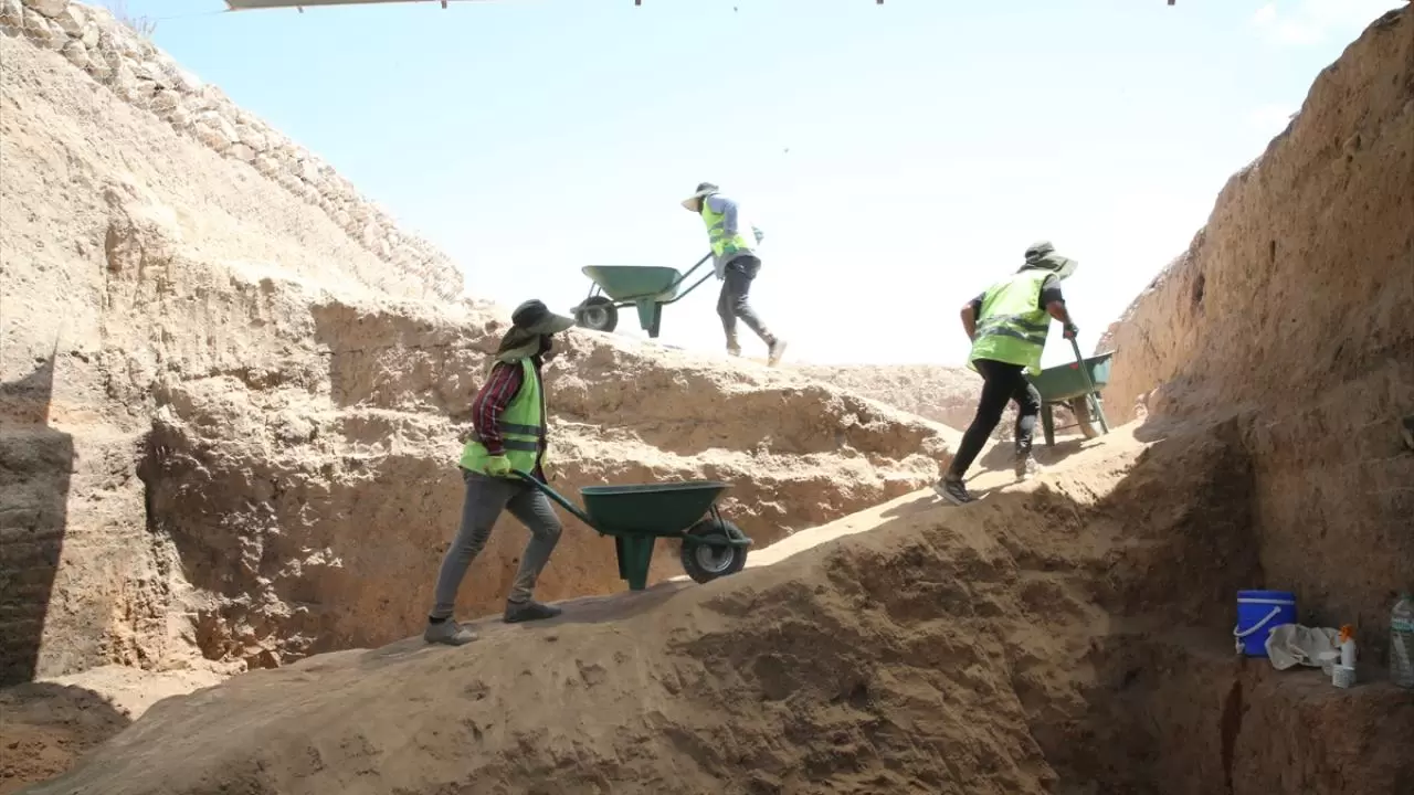 Ayanis Kalesi'nde savaş aletlerinin bulunduğu odaların sırrı araştırılıyor 6