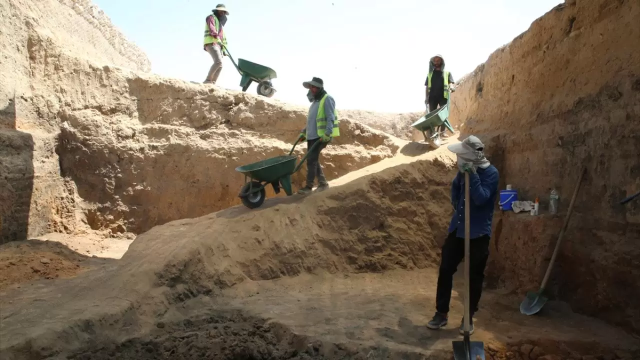 Ayanis Kalesi'nde savaş aletlerinin bulunduğu odaların sırrı araştırılıyor 1