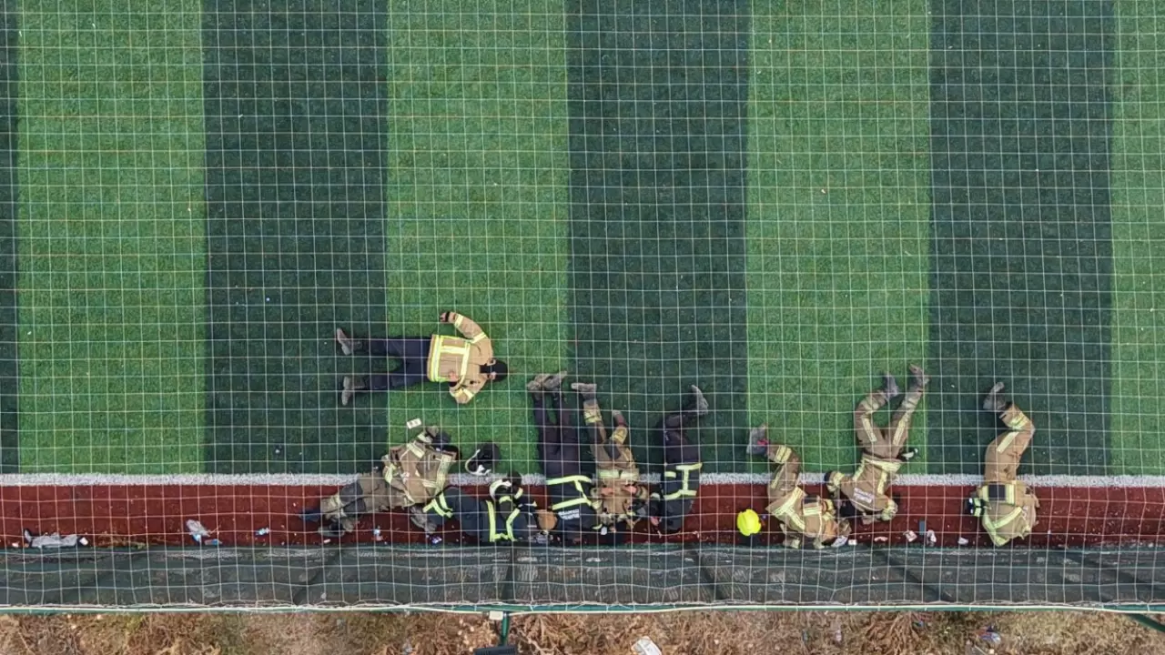 Büyük mücadele sonrası, halı sahada dinlendiler 4