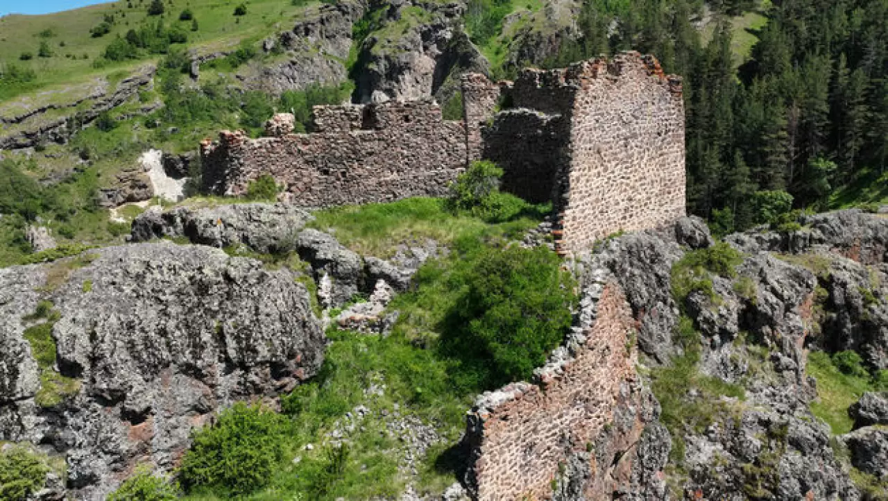 Erzurum'un kayalık zirvesinde yüzyıllardır ayakta kalan kale 3