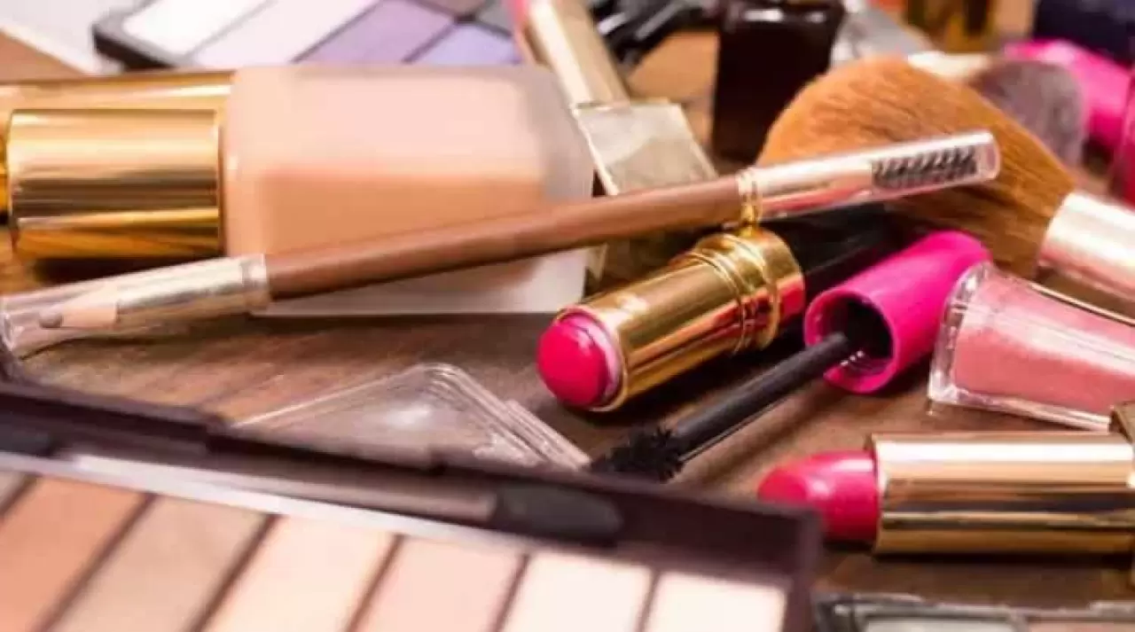 22 yıldır makyajını temizlemeyen kadının son hali şoke etti! 1