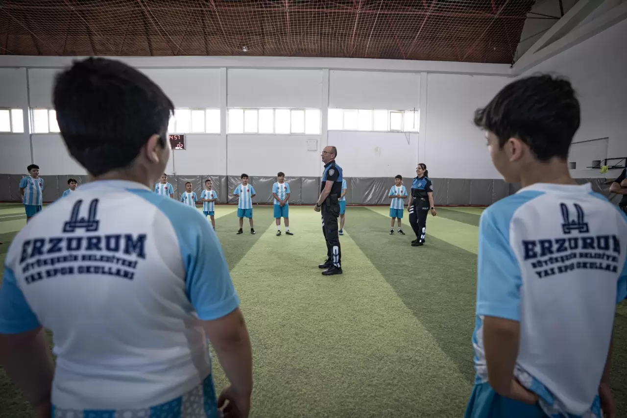 Polisler çocukları kötü alışkanlıklardan uzak tutmak için sahada 3