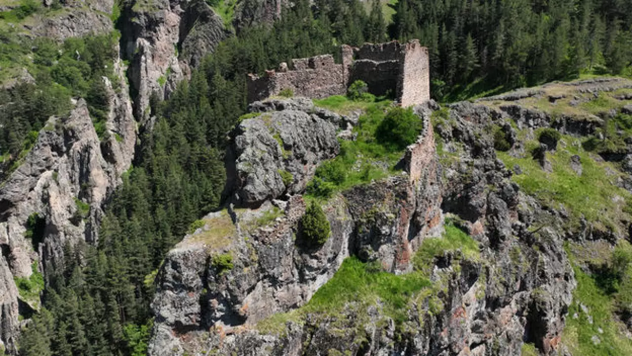 Erzurum'un kayalık zirvesinde yüzyıllardır ayakta kalan kale 2
