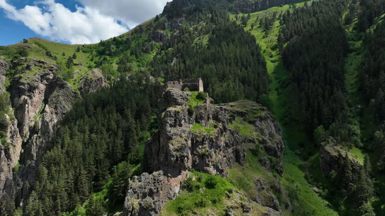 Erzurum'un kayalık zirvesinde yüzyıllardır ayakta kalan kale 1