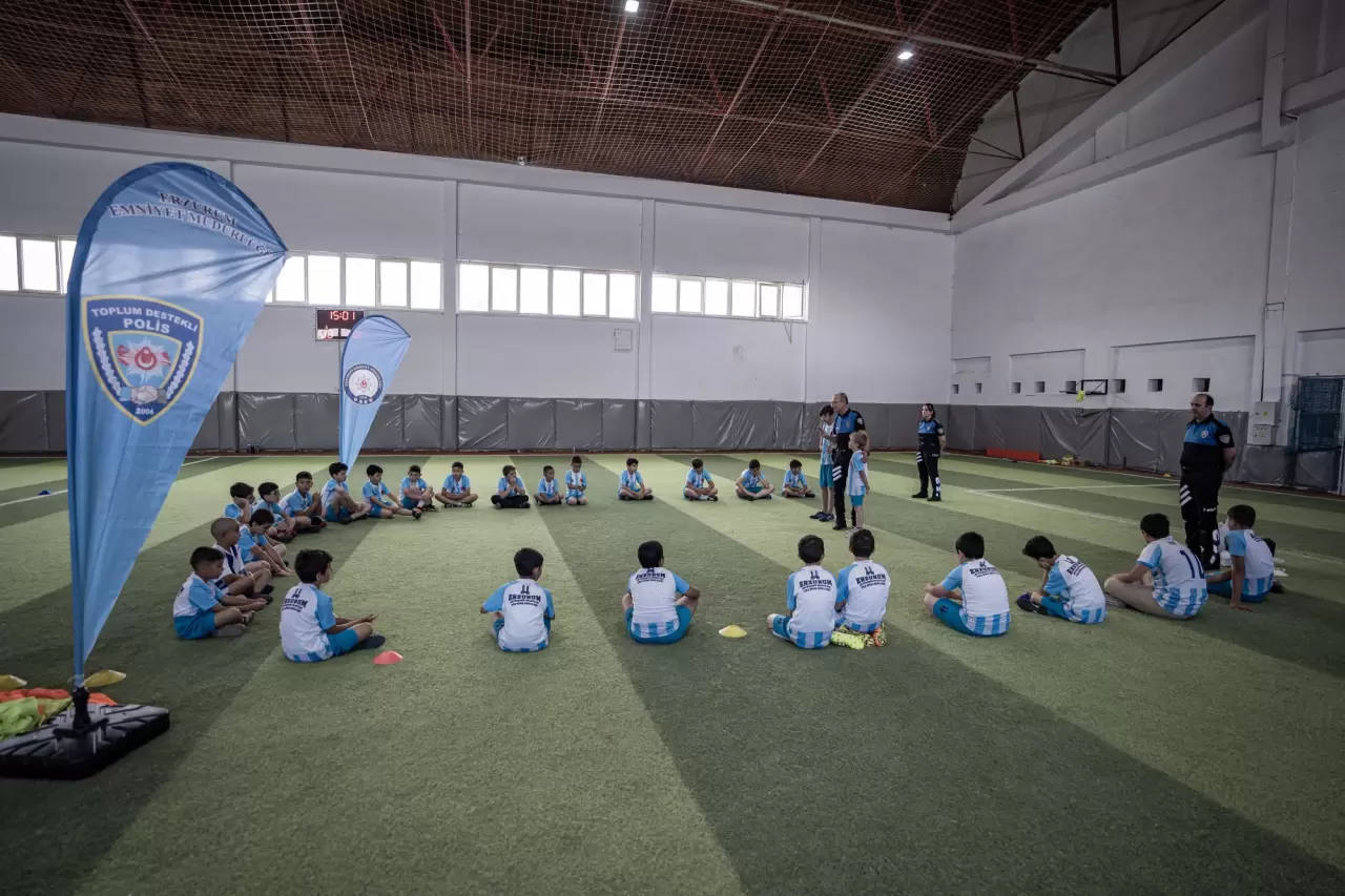 Polisler çocukları kötü alışkanlıklardan uzak tutmak için sahada 2