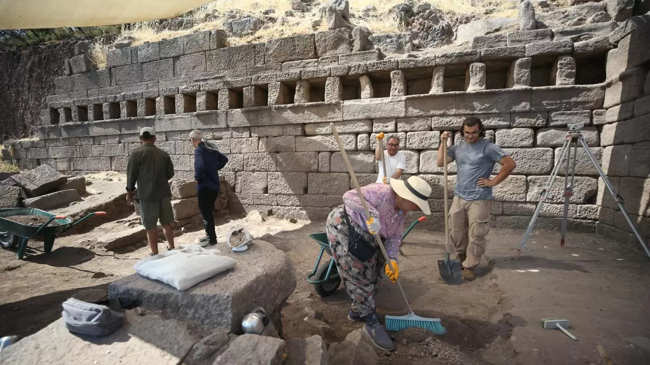 Assos'ta 3 bin 500 yıllık stoa gün yüzüne çıkarılıyor 3