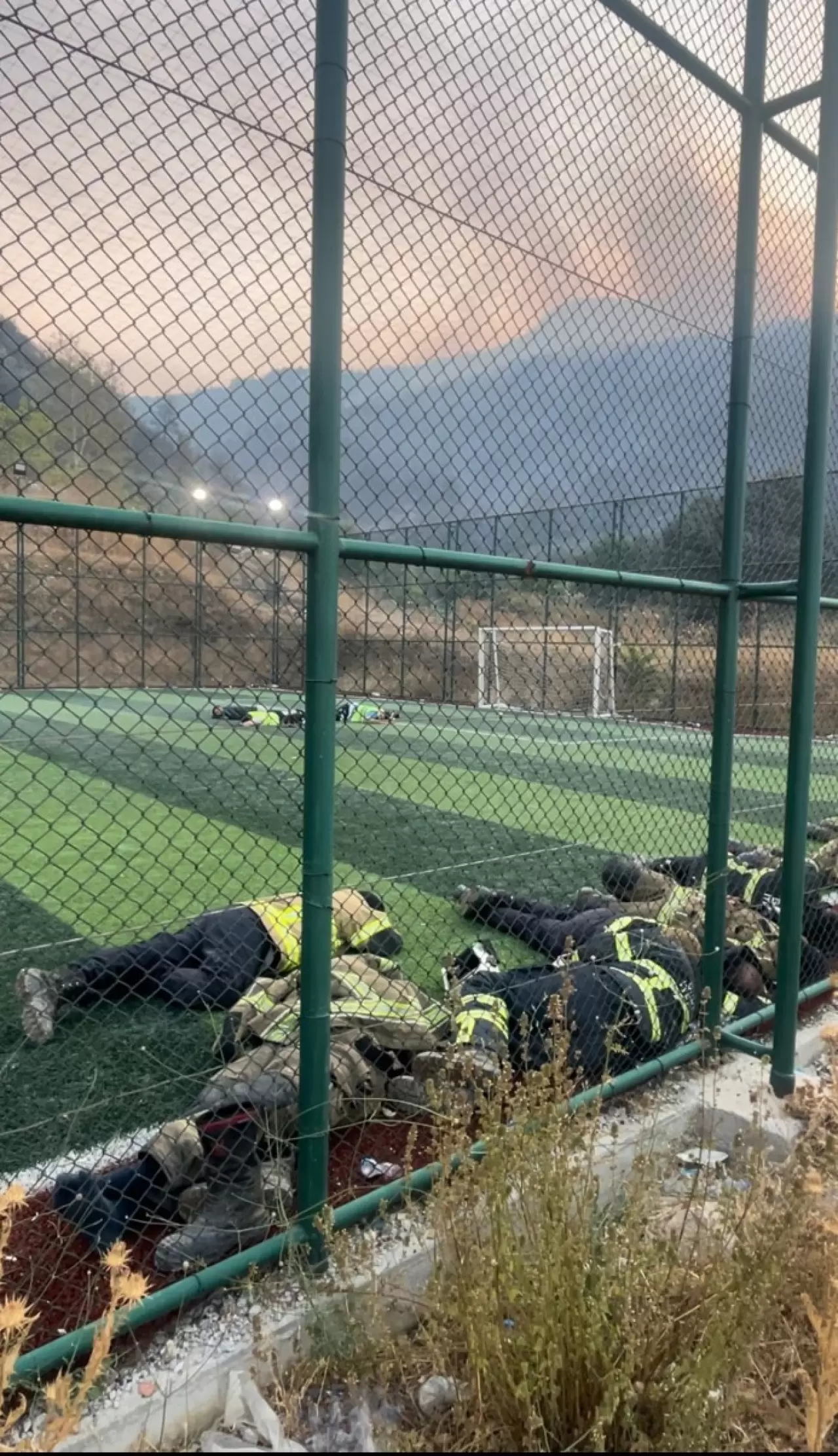 Büyük mücadele sonrası, halı sahada dinlendiler 1