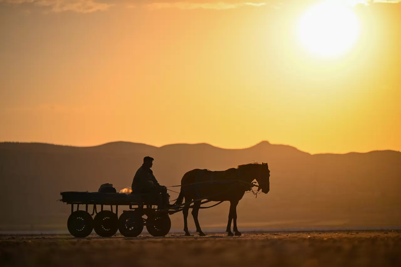 Palas Tuzla Gölü'nden geleneksel yöntemlerle tuz çıkarıyor 1