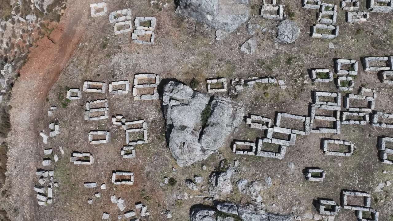 Antik kent kazılarında Roma dönemine ait mezarlar keşfedildi 1