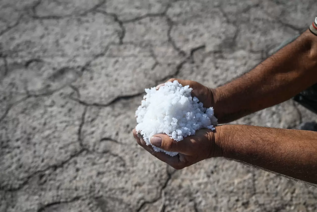 Palas Tuzla Gölü'nden geleneksel yöntemlerle tuz çıkarıyor 2