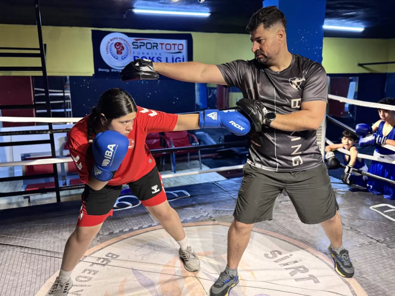 Eski boks şampiyonu, çocuklarını ringe hazırlıyor 3