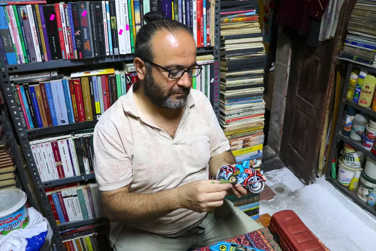 Sahaf dükkanını adeta oyuncak müzesine çevirdi 2