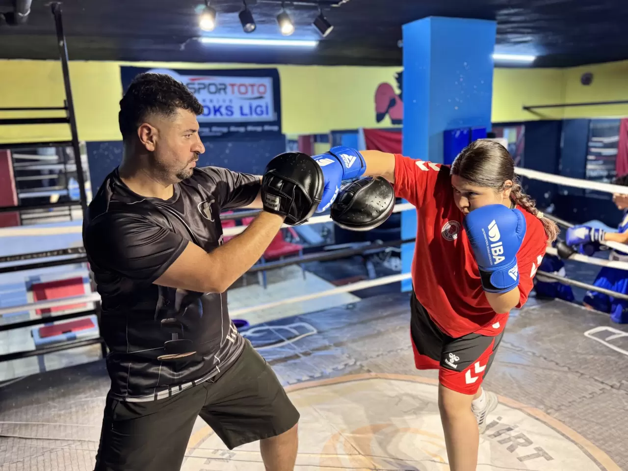 Eski boks şampiyonu, çocuklarını ringe hazırlıyor 4