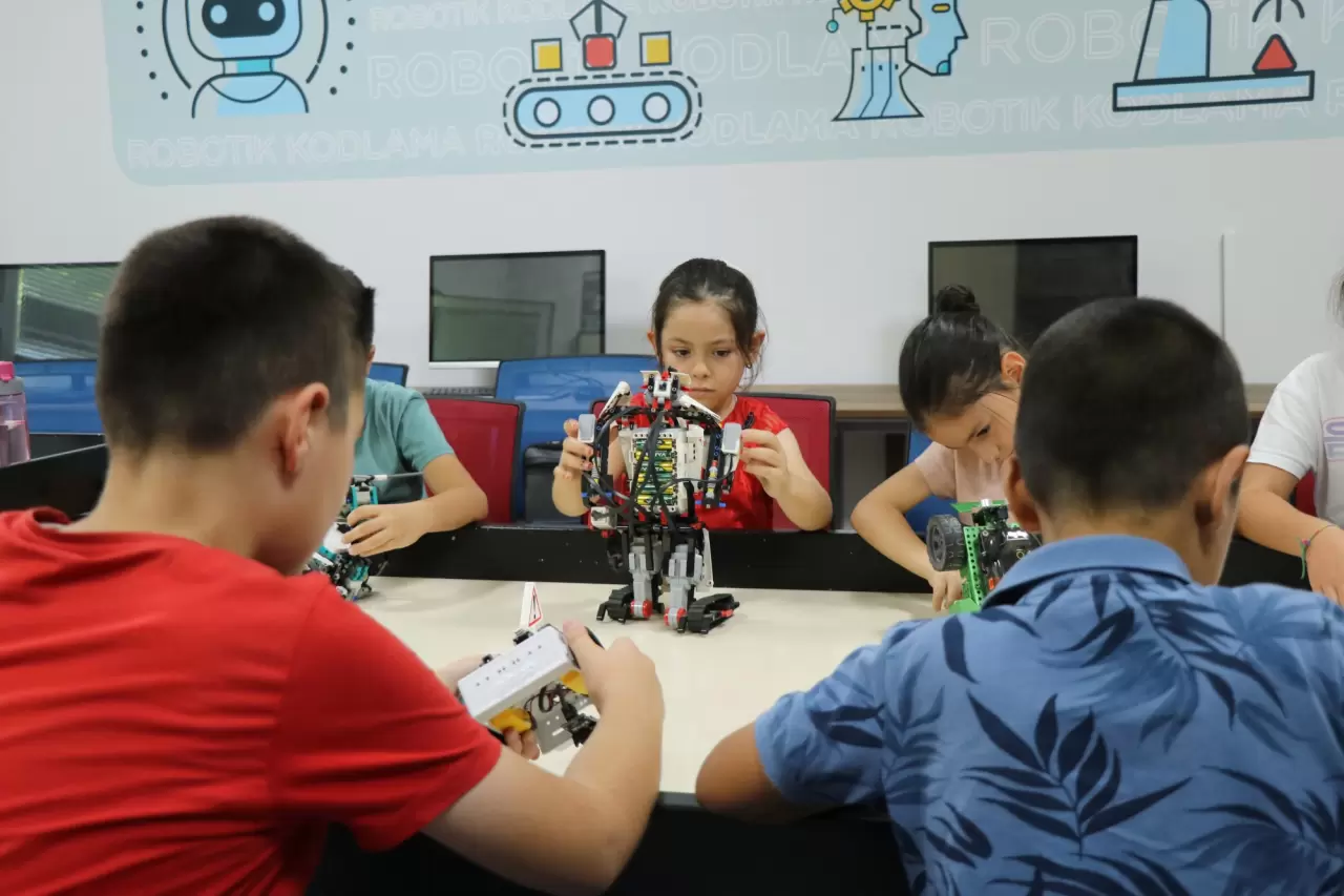 Genç zihinler tatillerini ekranlardan uzakta, teknoloji öğrenerek geçirdiler 1