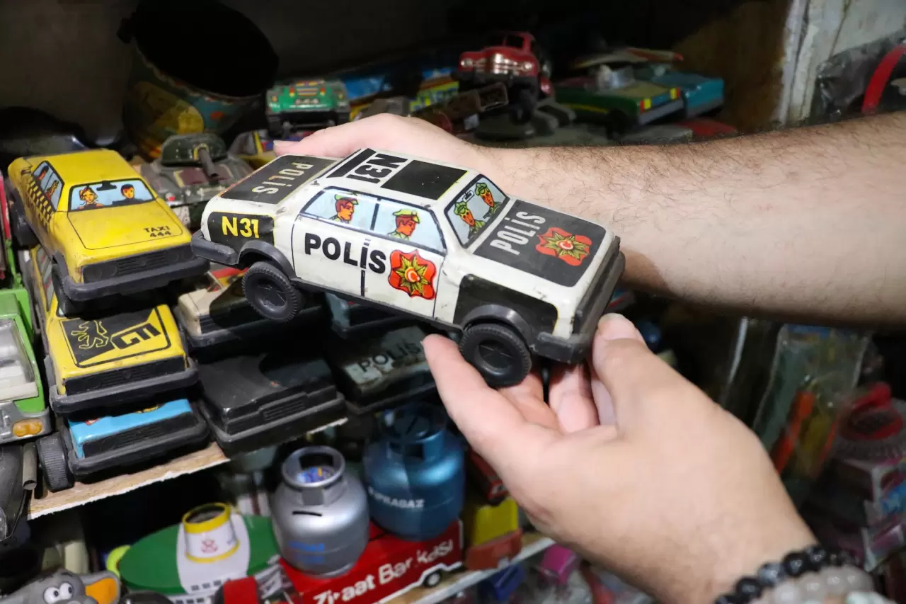 Sahaf dükkanını adeta oyuncak müzesine çevirdi 1