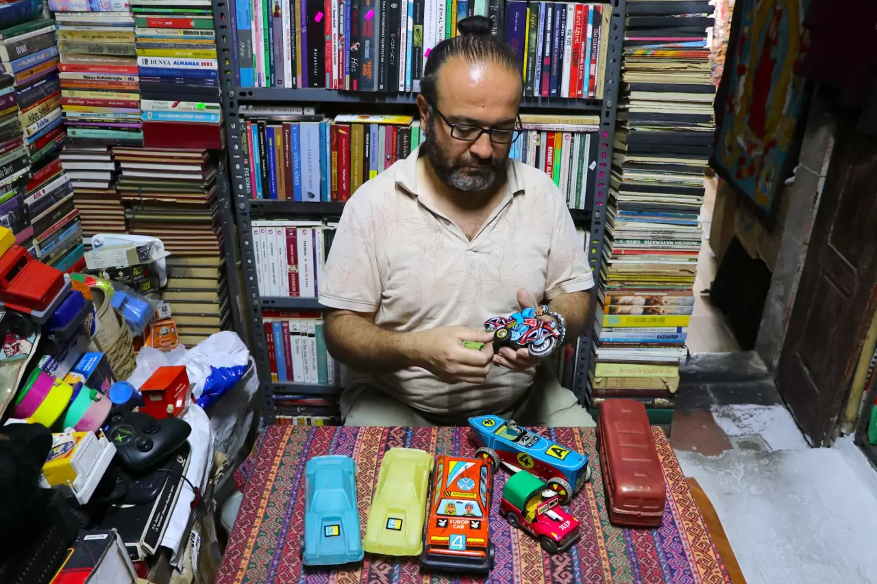 Sahaf dükkanını adeta oyuncak müzesine çevirdi 3