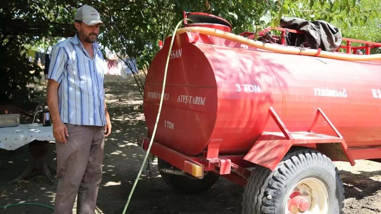 Besiciler, meralardaki hayvanlarına tankerlerle su taşıyor 2
