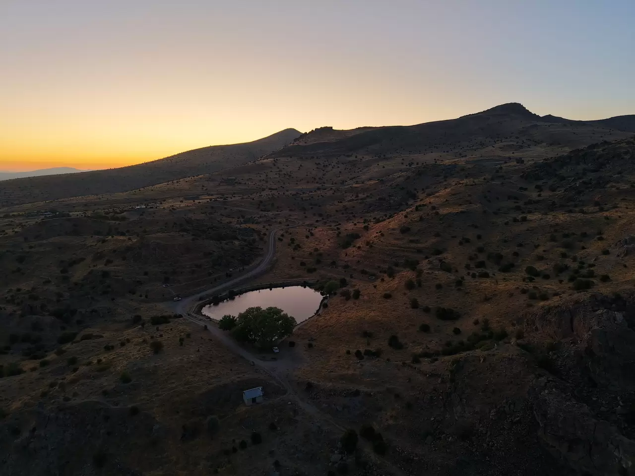 Malatya'daki Dipsiz Göl gün batımında güzel manzara sundu 3