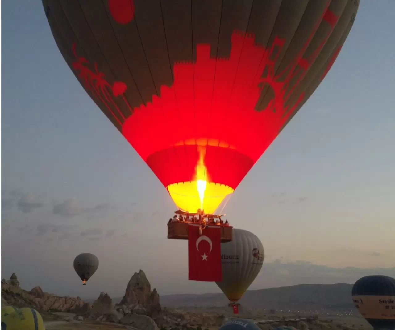 Kapadokya'da balonlar Türk bayraklarıyla uçtu 1