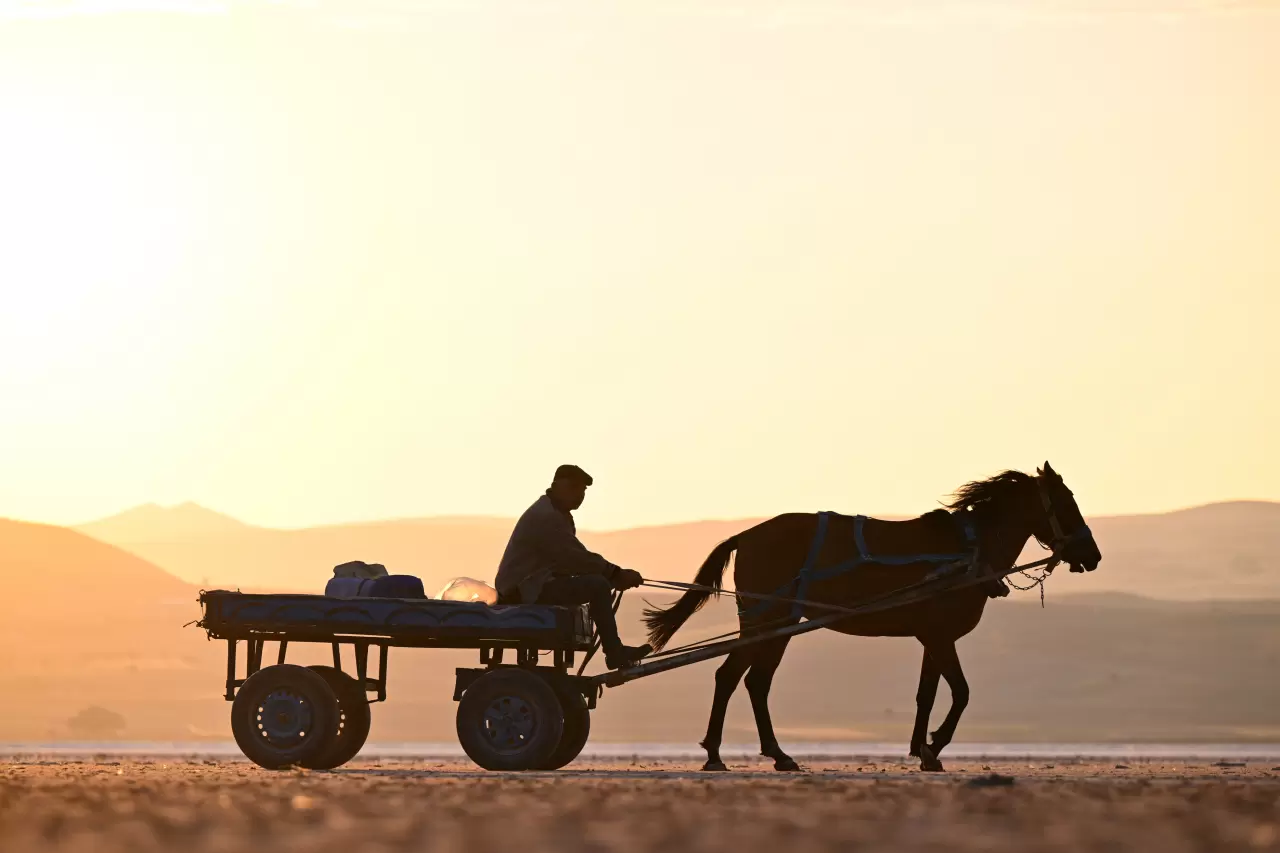 Palas Tuzla Gölü'nden geleneksel yöntemlerle tuz çıkarıyor 4